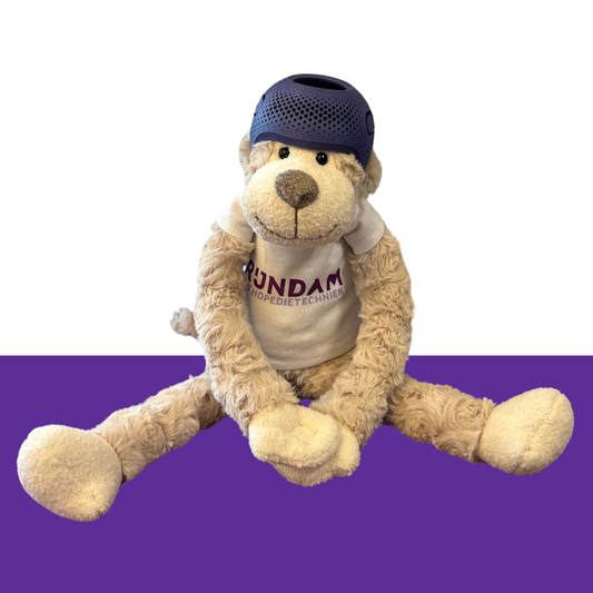 Knuffelaapje met redressiehelm